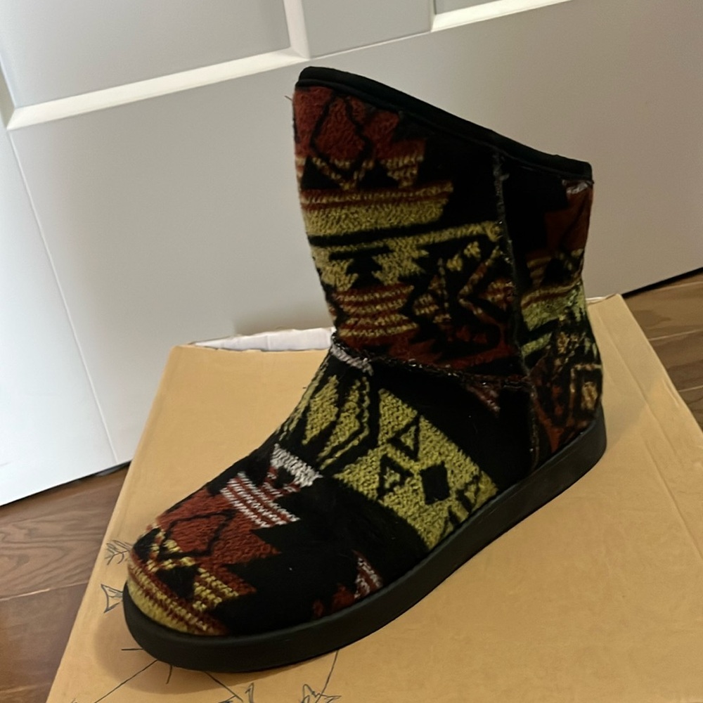 Indigo Rd.  Iraylee Ugg style boots